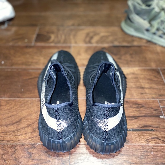 Oreo Yeezy 350 V2 - Picture 3 of 8